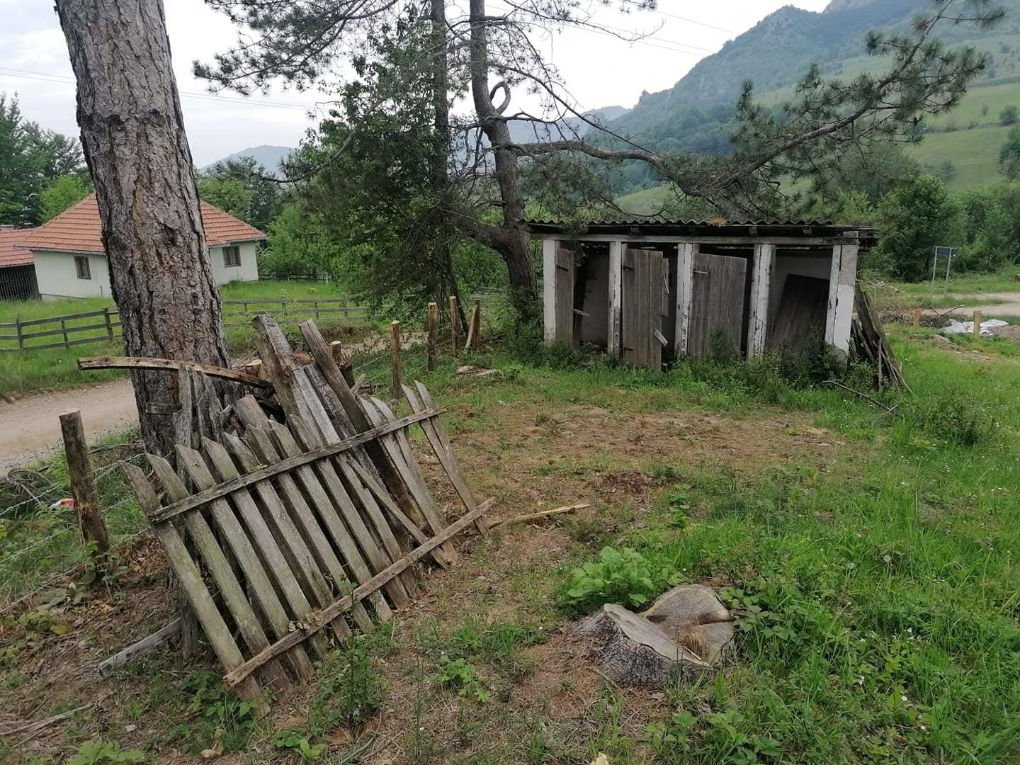  Родитељи не знају да ли малишане шаљу у школу или у логор: Објекат у селу Савковићи код Љубовије ограђен бодљикавом жицом (ФОТО)
