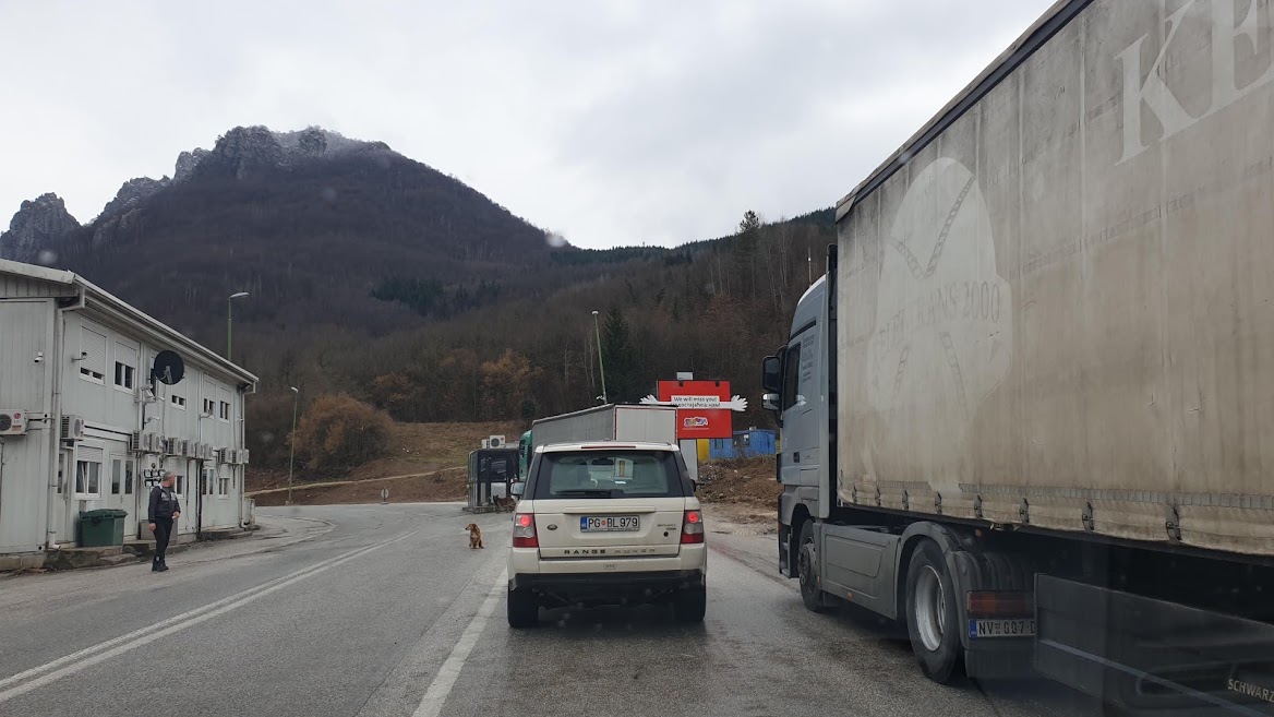 Овако изгледа  прелаз Гостун дан уочи отварања граница: Моћи ће да прође тек понеки камион, грађани на чекању (ФОТО)