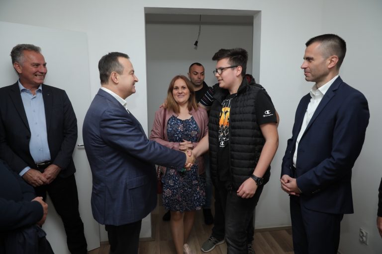 Дачић уручио кључеве избеглицама у Севојну, фото: Прес служба