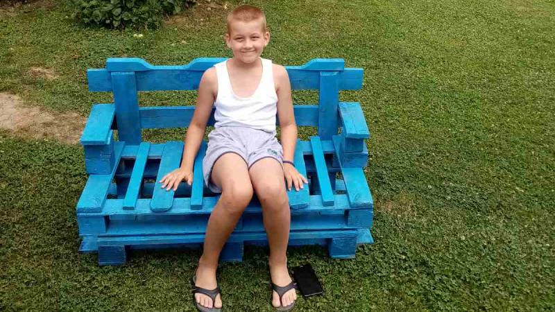 Данило има само 11 година, а сам је направио кућу за играње и баштенску гарнитуру: Невероватне мајсторије дечака из Злакусе (ФОТО)