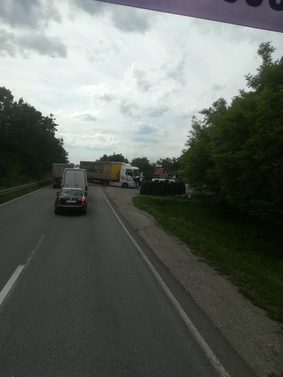 Судар на Ибарској магистрали: Возачу камиона заковао волан и изгубио контролу над возилом 