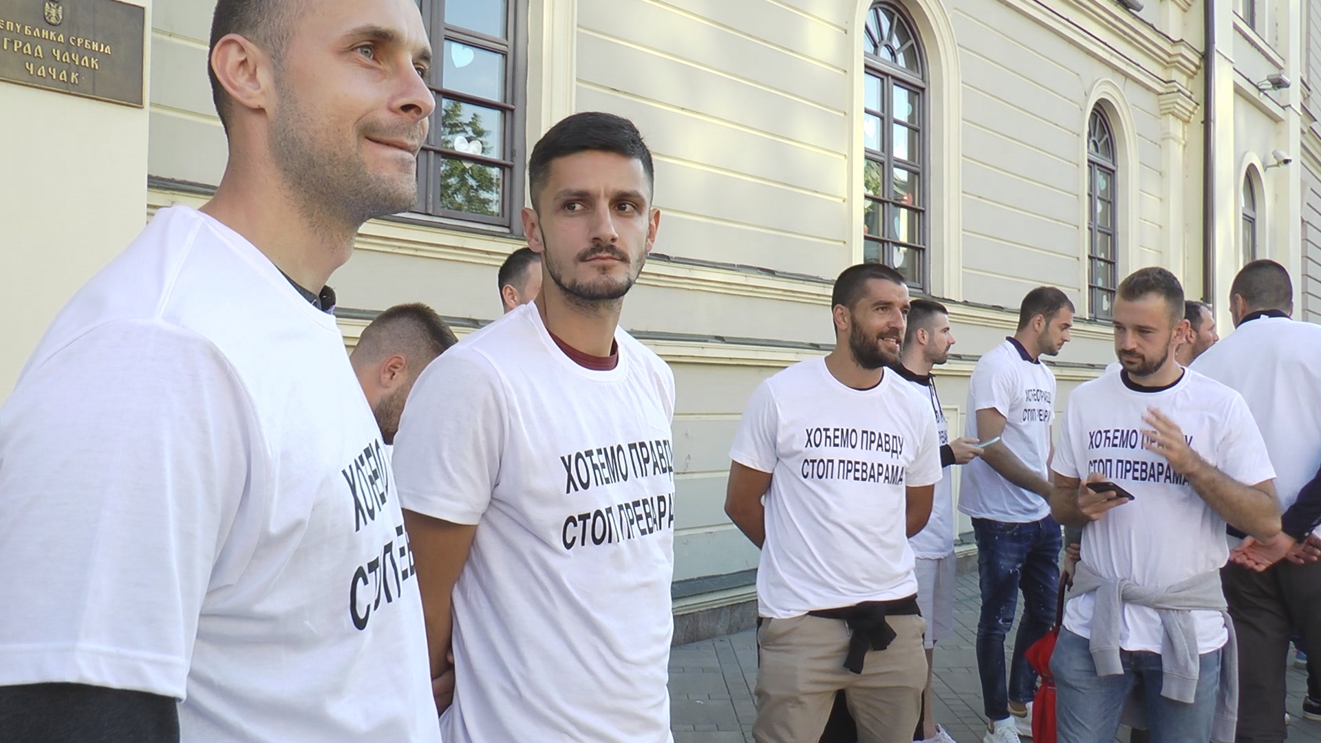 Фудбалери прекинули штрајк глађу испред зграде општине у Чачку иако им нису испуњени захтеви