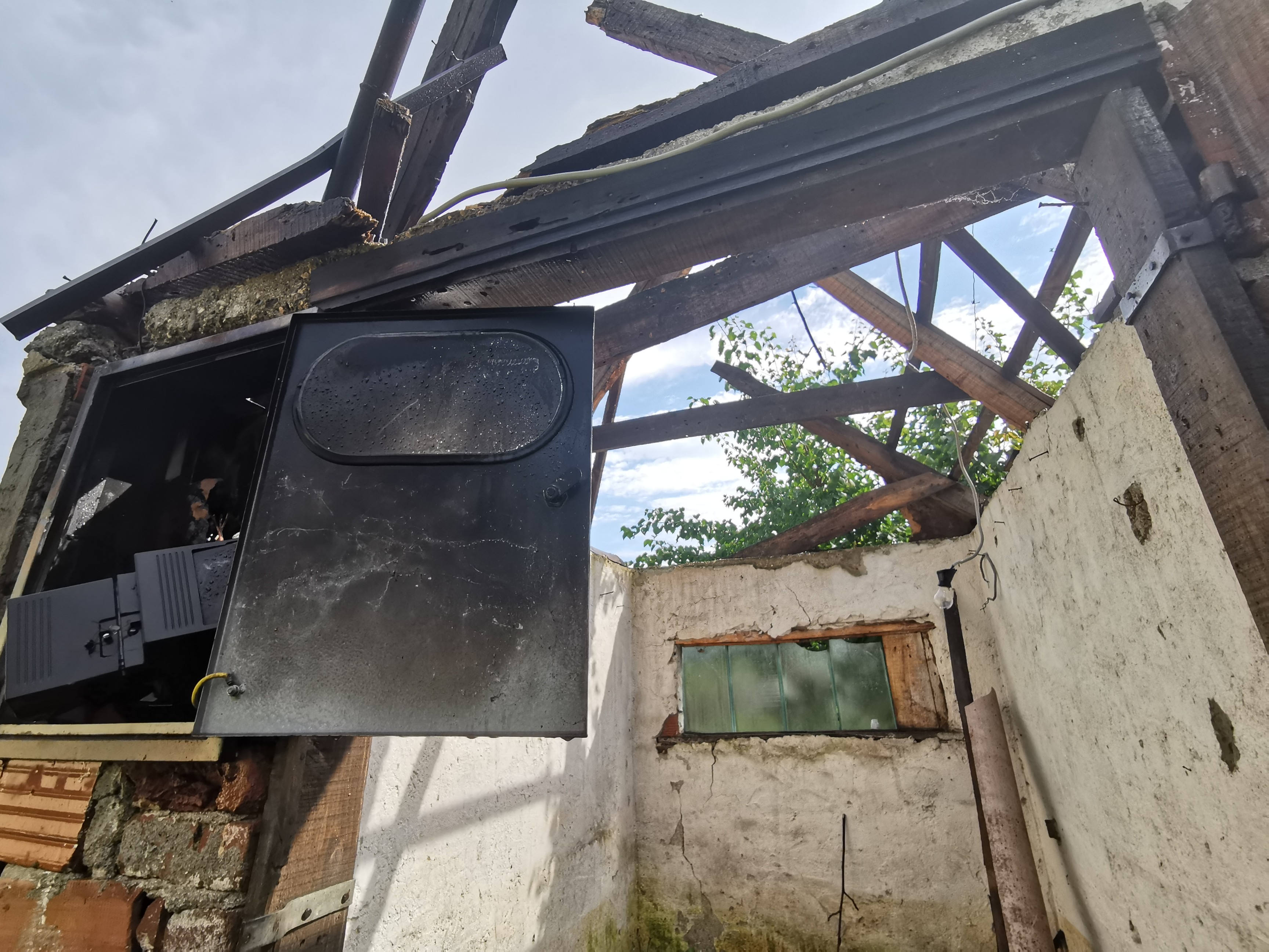 Снажно невреме погодило Чачак: Гром спалио објекат у насељу Суви Брег (ФОТО) 