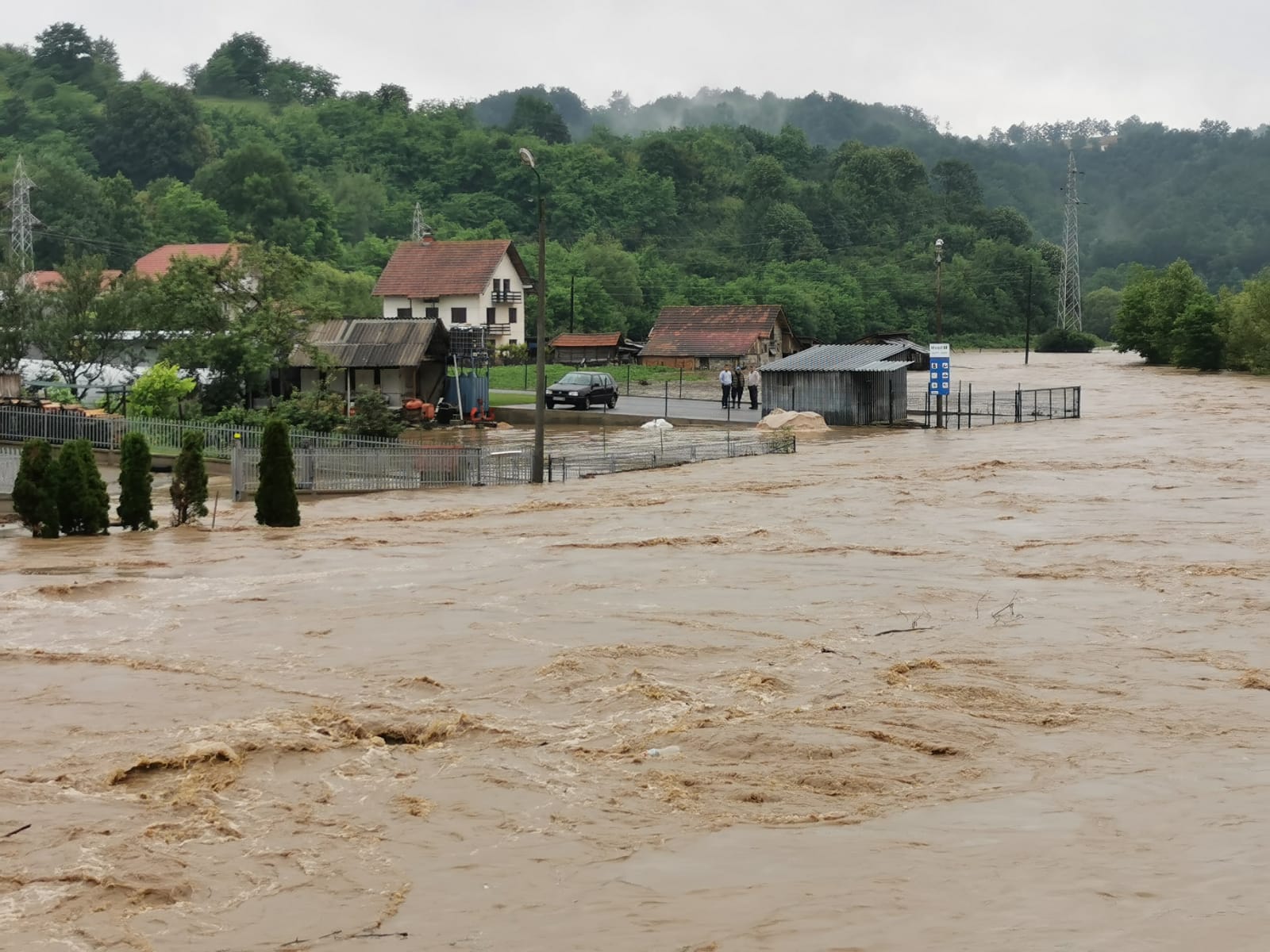 Поплављена Гуча: Под водом преко 30 кућа у Вичи, средња школа и Спортски центар 