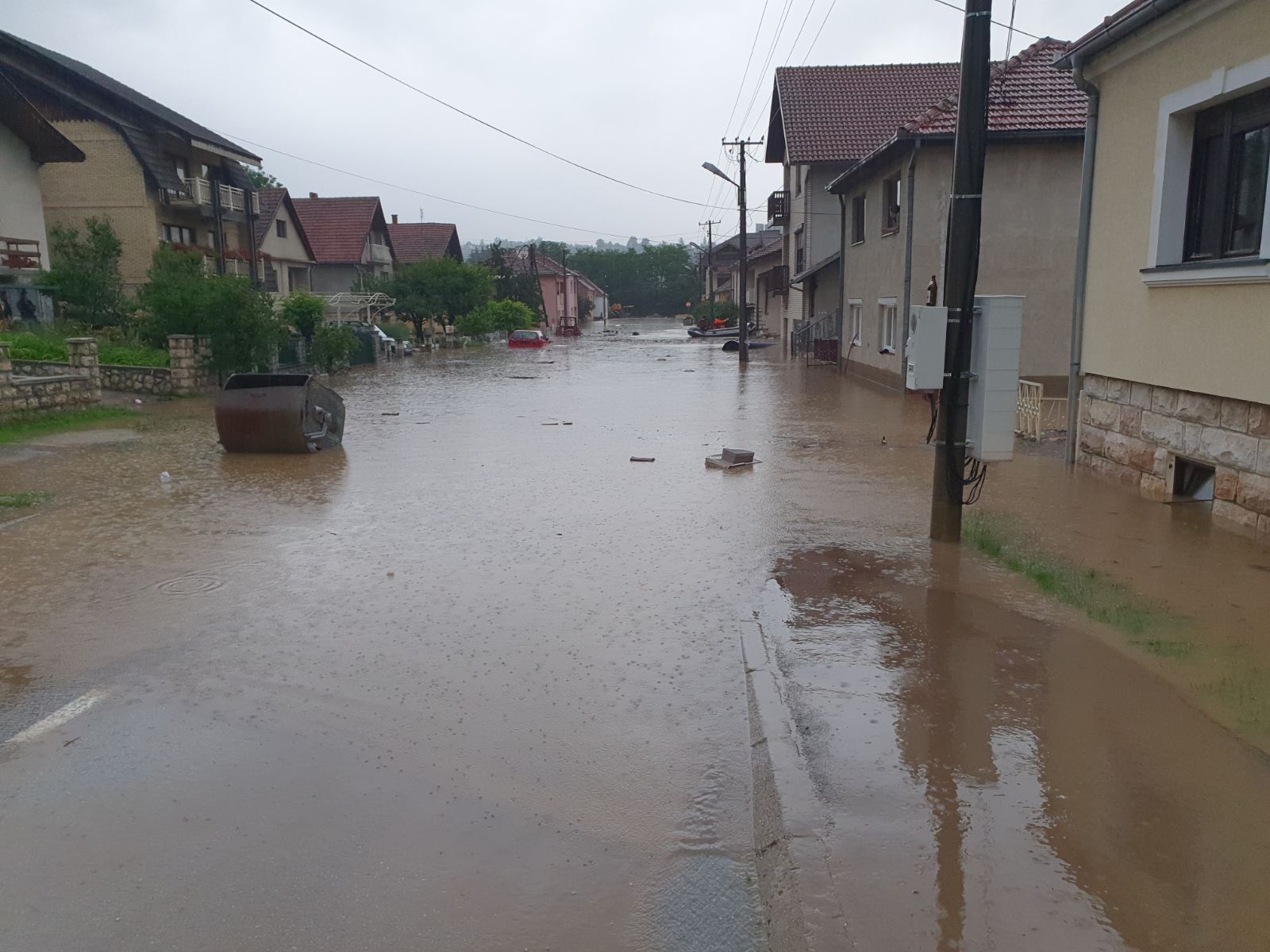 Проглашена ванредна ситуација у Лучанима и Косјерићу: Поплављено преко 100 стамбених објеката, школа, однети мостови, вода се и даље не повлачи (ВИДЕО)