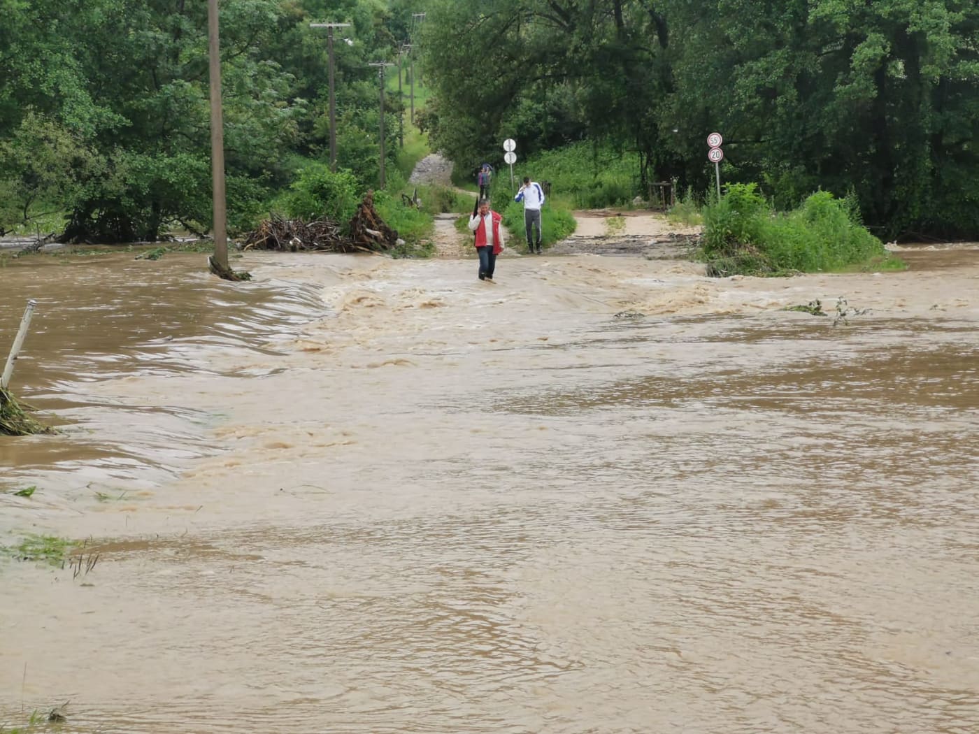 Најтужније слике поплава у западној Србији: Вода однела све што су мештани стицали деценијама, мост се срушио испред пролазника, излила се Чемерница у Чачку (ФОТО)(ВИДЕО)