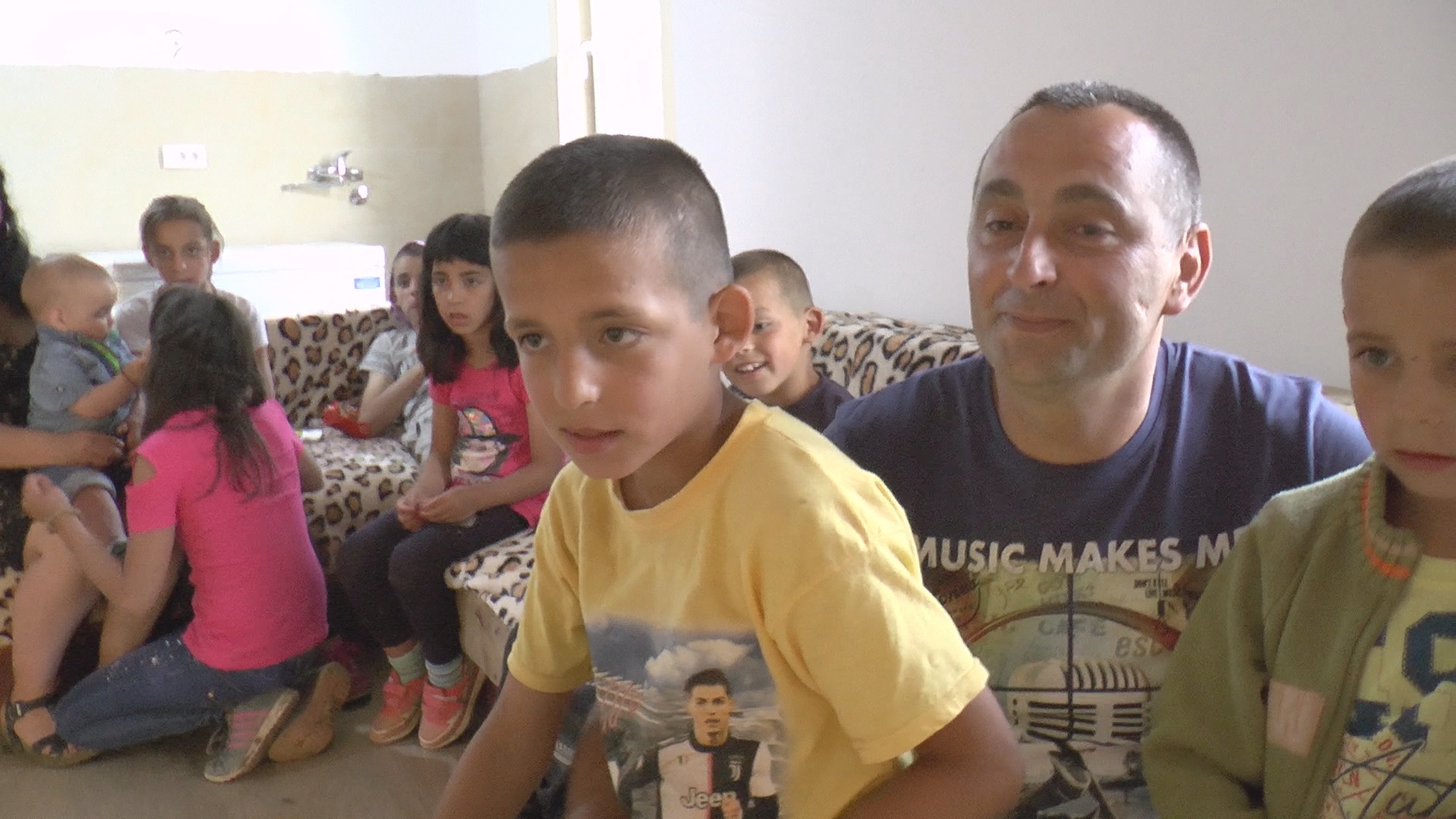 Ово је највеселија кућа у селу Миросаљци код Ариља: Пеђа и Марија имају чак 11 деце, најмлађег Милојка крстио је Никола Селаковић (ФОТО)