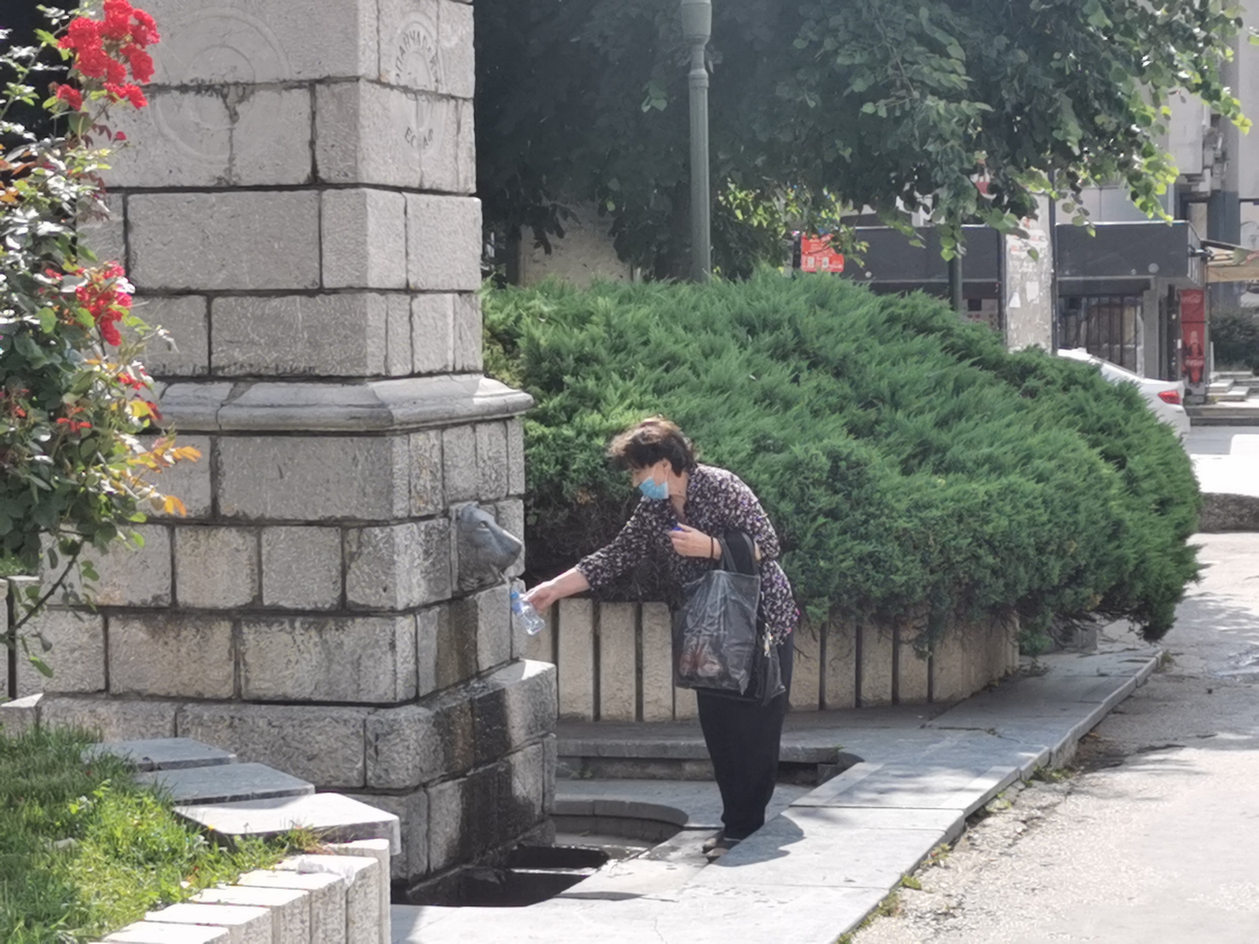 Ужичани дисциплиновани, не скидају заштитне маске, фото: РИНА