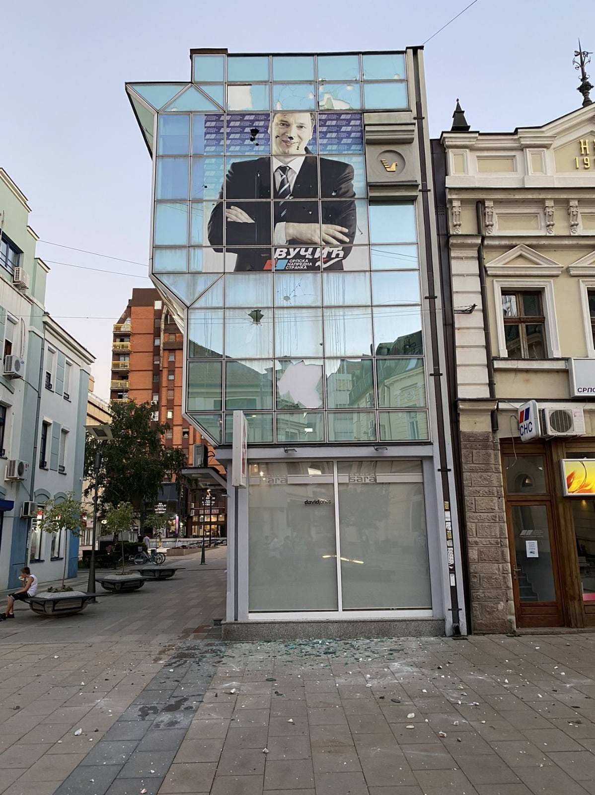 Каменоване просторије СНС-а у Чачку/ Фото: РИНА