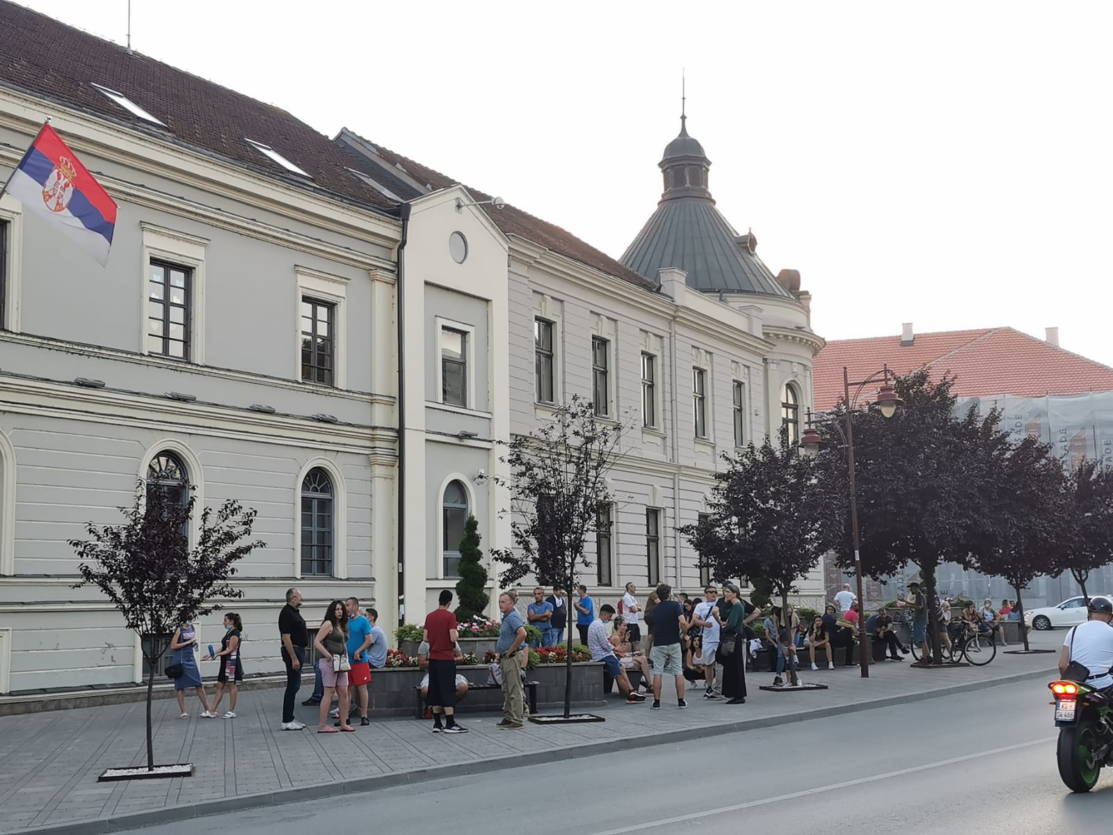 Тешка епидемиолошка ситуација у Чачку уплашила демонстранте? На трећем протесту окупило се око двадесетак људи 