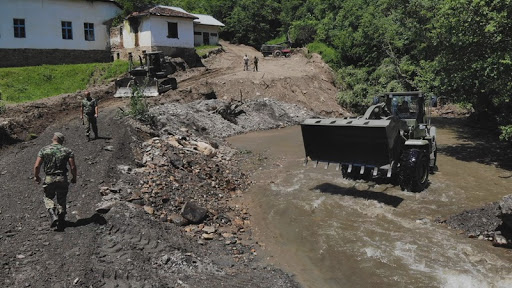 Ивањичани рекли велико хвала припадницима Војске Србије: До сада санирано 16 километара оштећених путева и изграђена приступна деоница за градски водовод