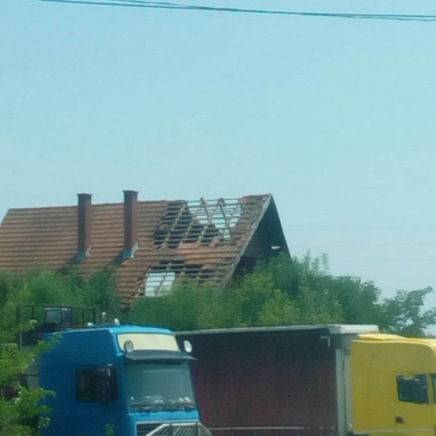 Невреме у Чачку није прошло без последица: Јак ветар носио кровове кућа у селу Виљуша 