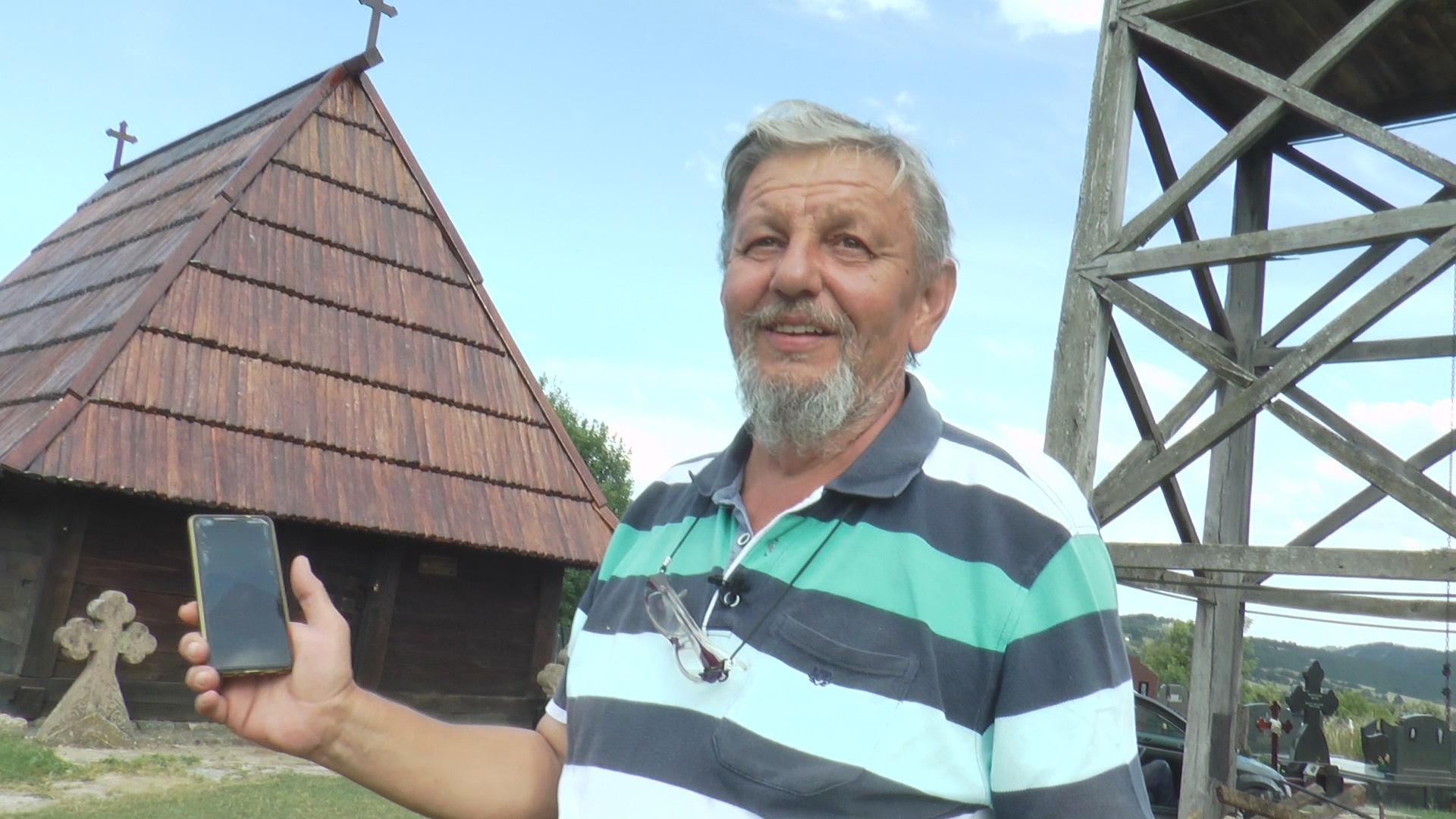 Ивица старим богомољама даје нови живот: Овај рестауратор угледао дрвени крст који сам од себе – светли (ФОТО)