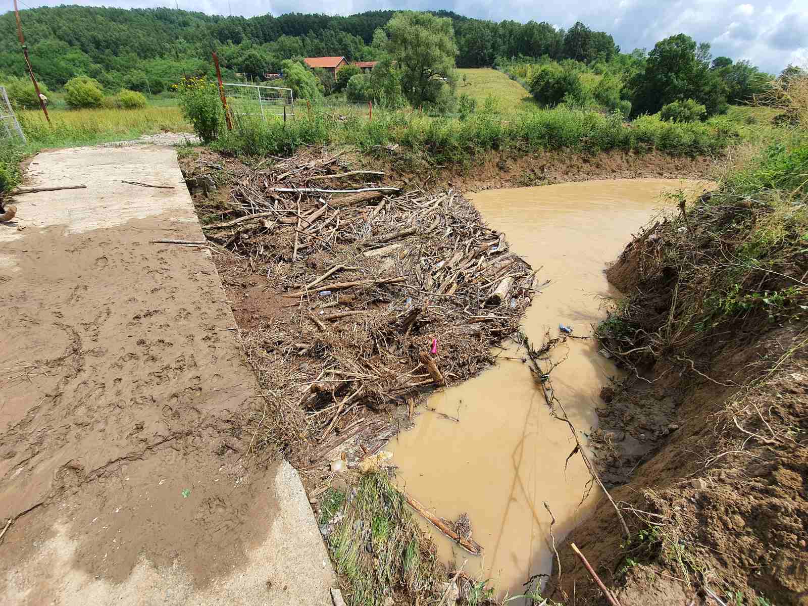 Поједини путни правци потпуно одсечени, фото: Општина Кнић