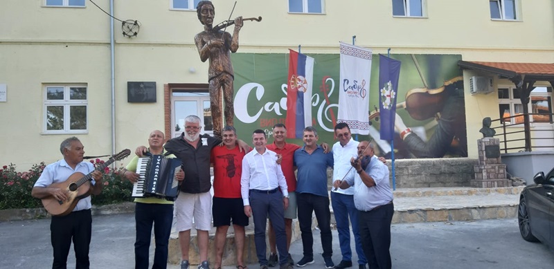 Виолиниста висок преко два метра сада краси престоницу овог инструмента: Дело српског репрезентативца у вајарству постављено у Прањанима (ФОТО)