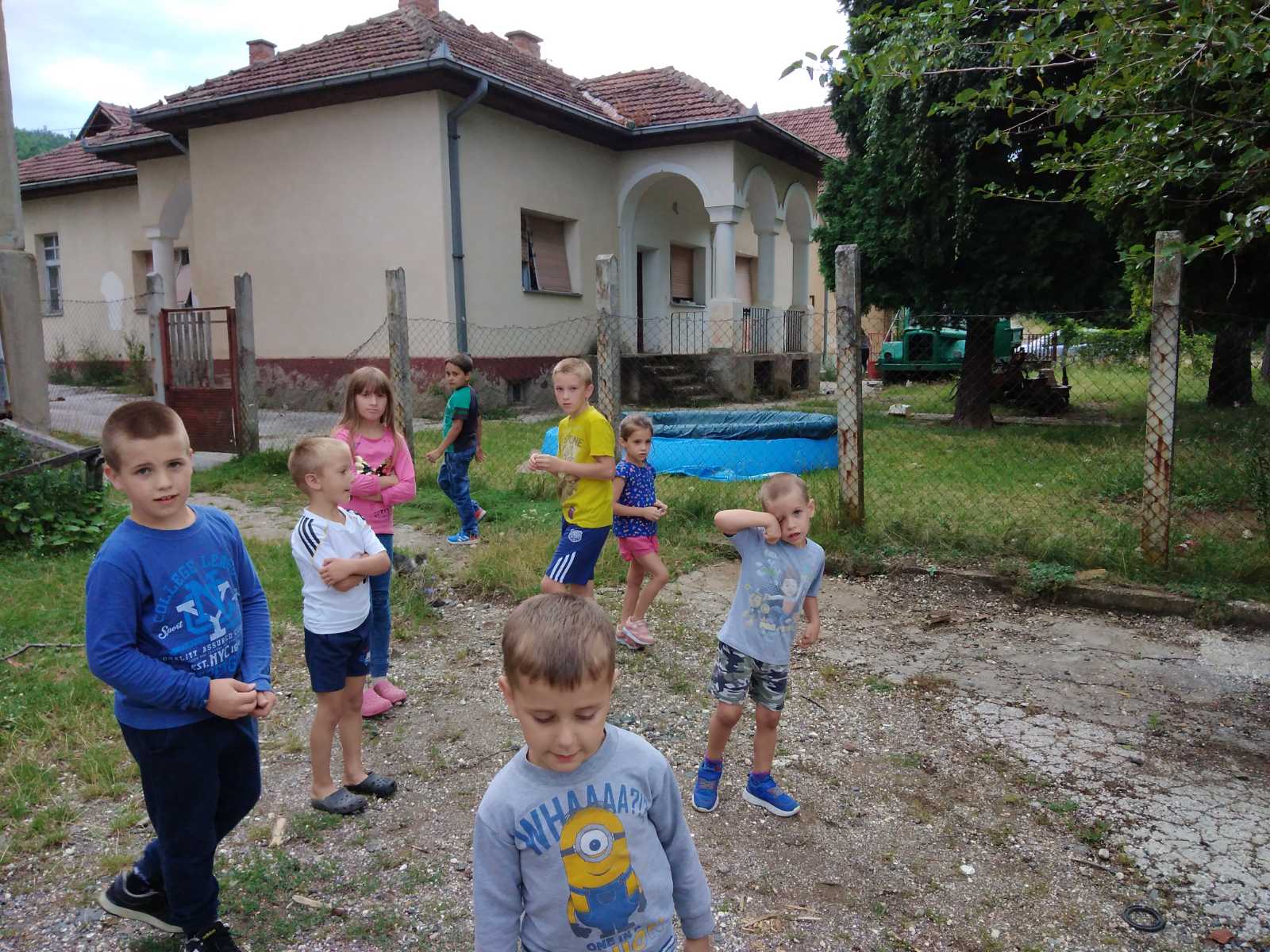 Једино што им недостаје за срећно детињство јесте 1300 метара асфалта, Фото: РИНА