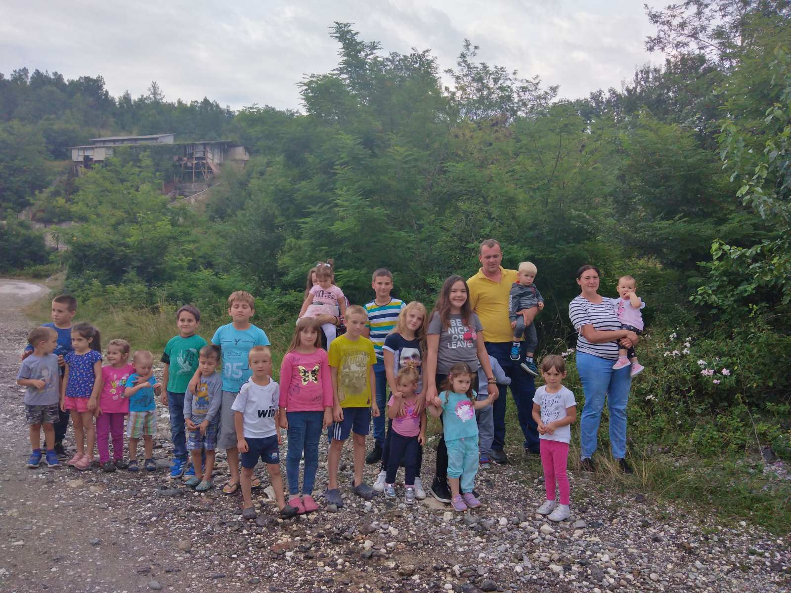 Ови малишани чекају асфалт као озебао сунце: Само у једном малом засеоку надомак Чачка живи преко двадесеторо деце (ФОТО)