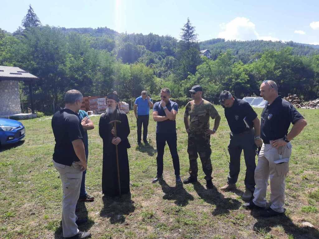 Уз срспку тробојку биће постављен и велики Ксрт, фото_ Епархија Милешевска