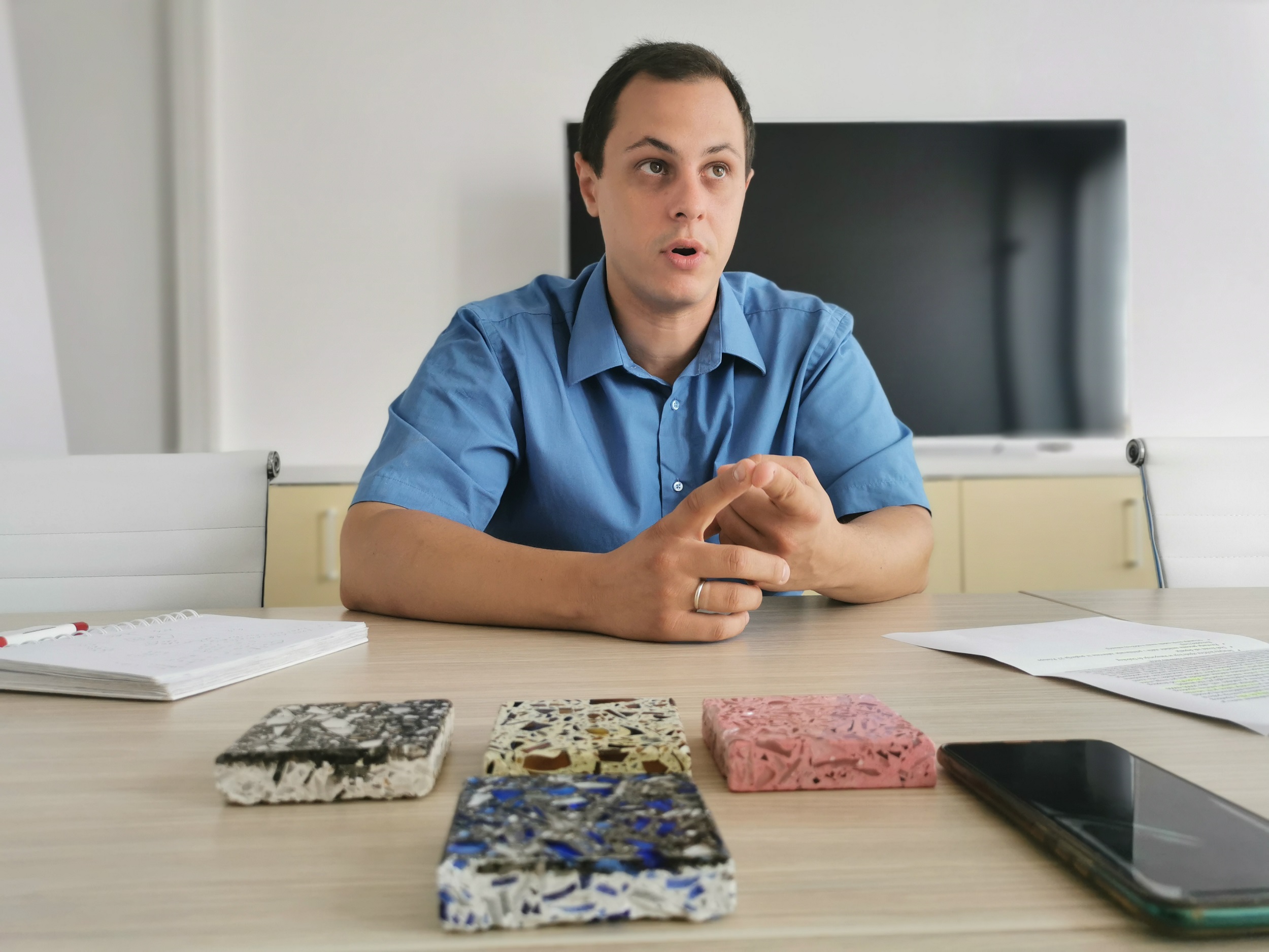 Павле се вратио из иностранства и покренуо бизнис у Србији: Млади иноватор из Чачка једини у Европи правиће еко-плоче од стакла (ФОТО)