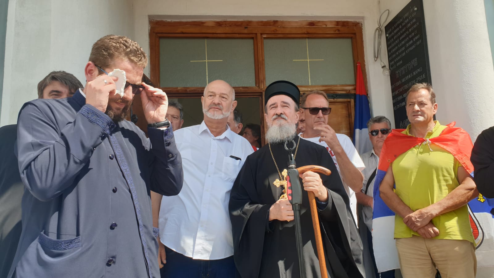 Неколико стотина возила у километарској колони стигло на Јабуку: Учеснике дочекао владика Атанасије (ФОТО)(ВИДЕО)