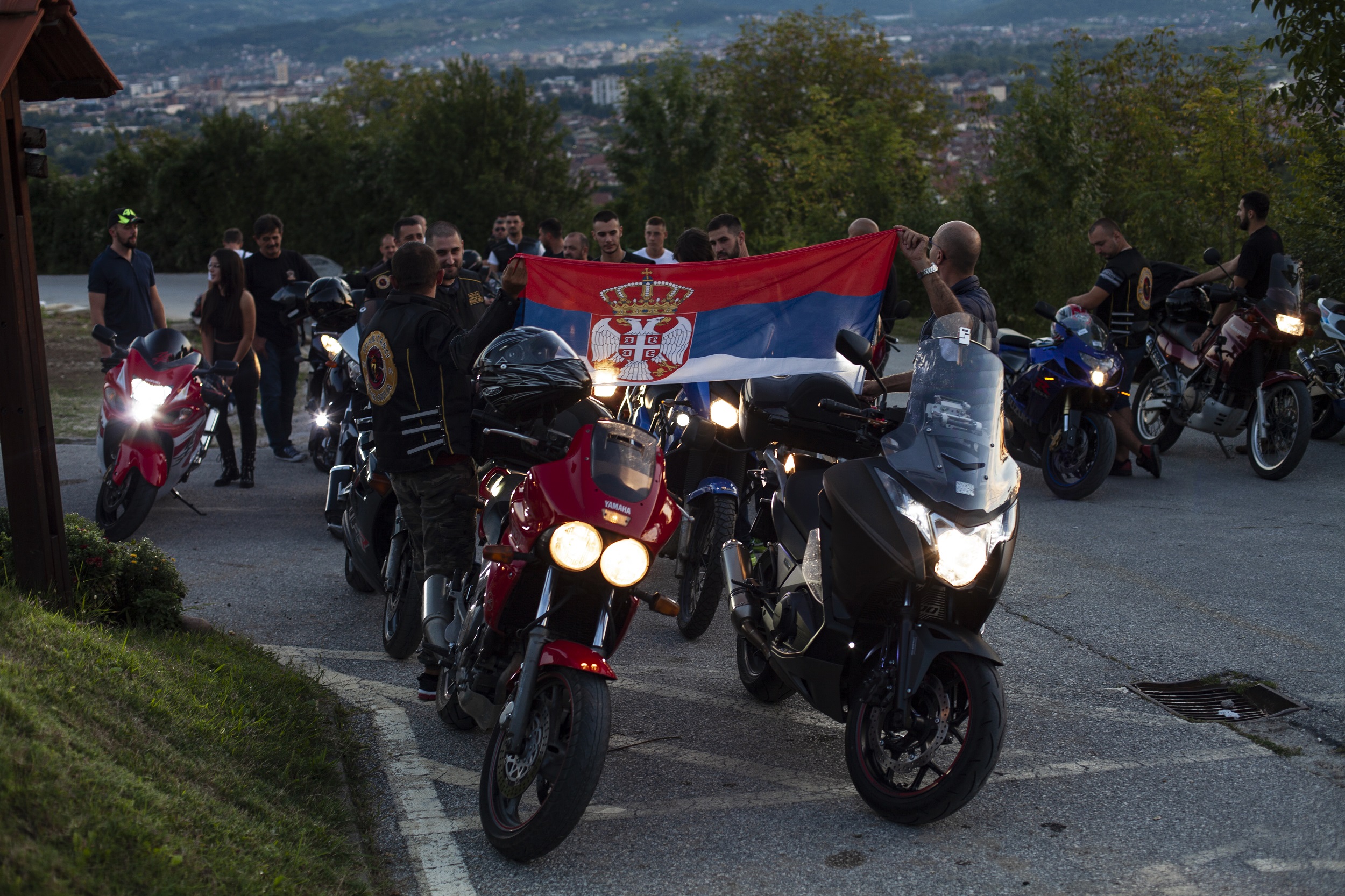 Огромни крст засијао на Љубић брду у Чачку: Бајкери пружили подршку браћи у Црној Гори у борби за светиње (ФОТО)(ВИДЕО)