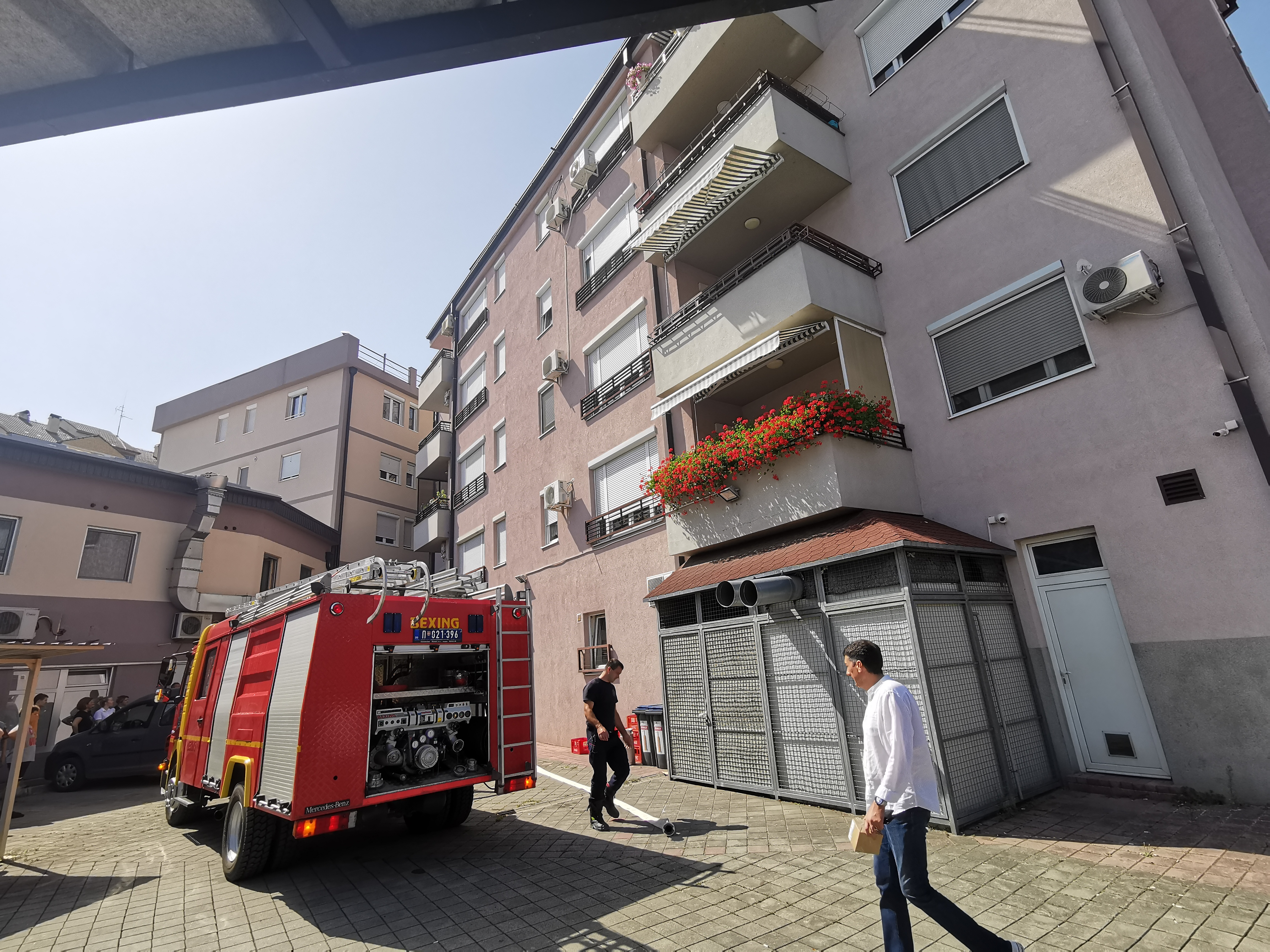 Пожар у стамбеној згради: Лазар из Чачка на рукама изнео непокретну баку како се не би угушила у диму (ФОТО) 