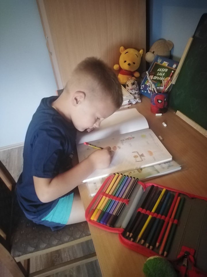 Он је једини ђак првак у сеоској школи: Учионицу дели са шест трећака и сви су га одлично прихватили (ФОТО)