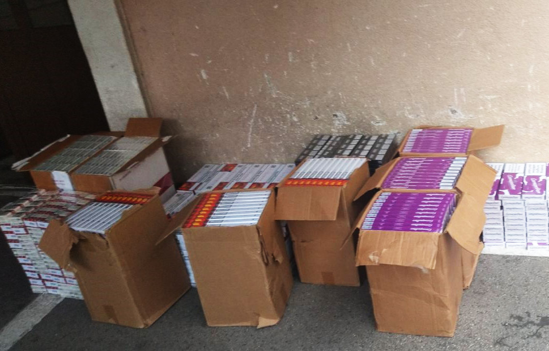 У „пасату“ пронађено 7.500 паклица цигарета: Мушкарац из Рашке ухапшен због шверца 