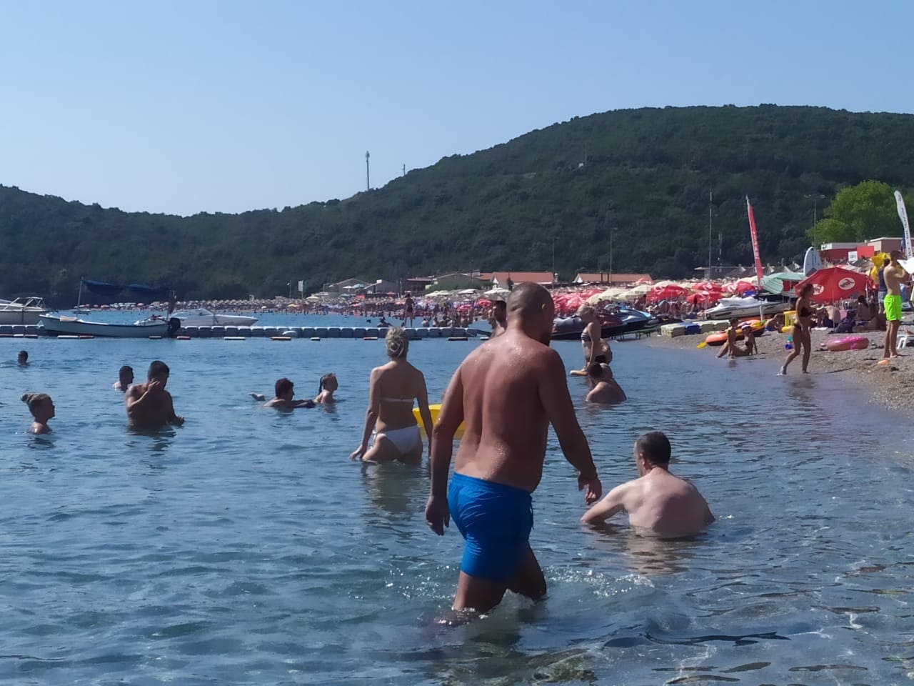 Златни септембар у Црној Гори: Плаже крцате, у луксузним хотелима цене дупло ниже него прошле године (ФОТО)