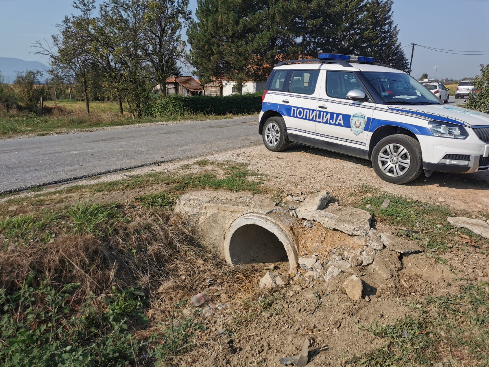 У селу код Чачка аутомобил завршио на крову: Двоје људи повређено (ФОТО)