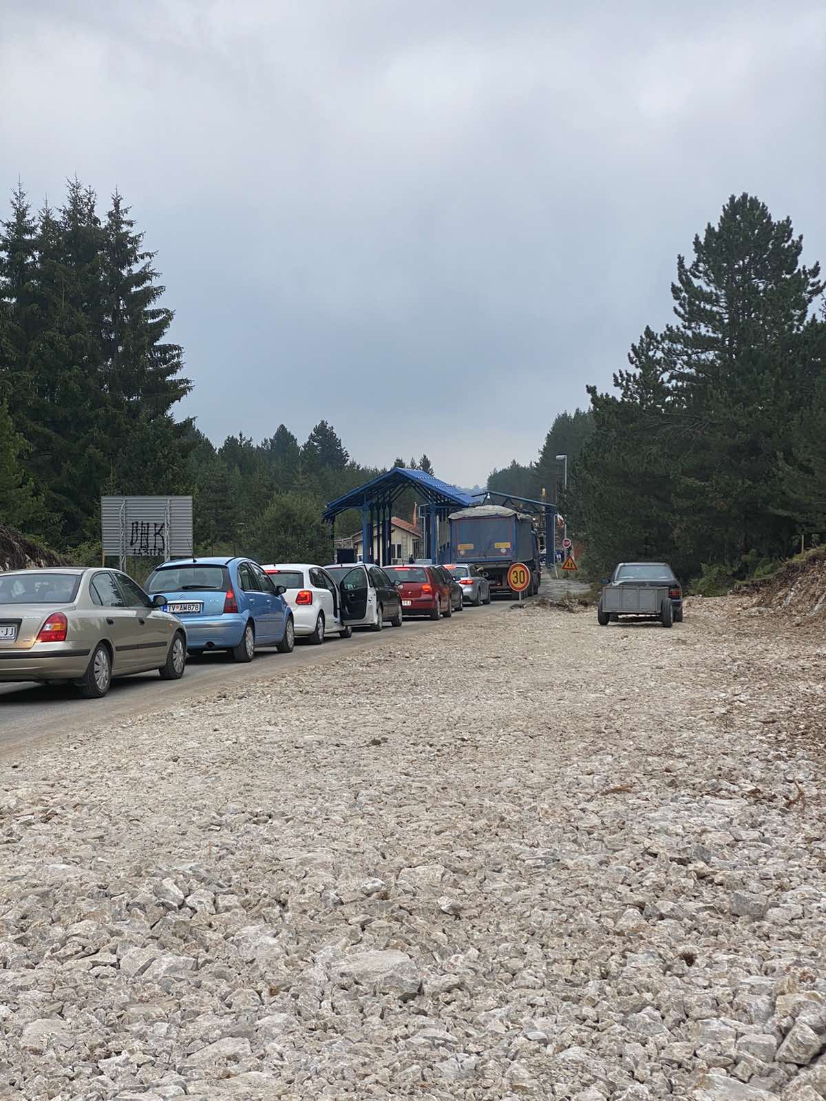 Од ране зоре  велике колоне аутомобила на Јабуци: Срби се враћају из Црне Горе пре 18  часова (ФОТО) (ВИДЕО) 