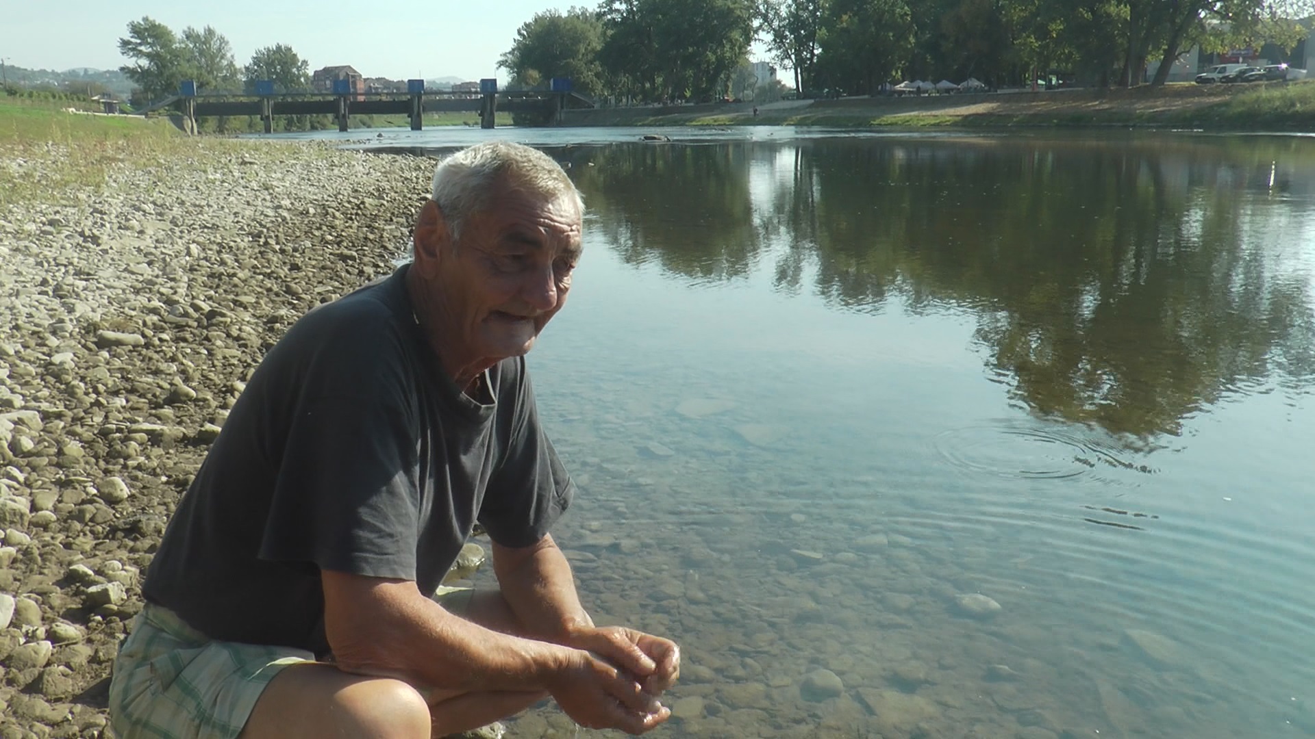 Неле је легенда са Мораве: Из набујалих таласа ове српске реке до сада спасио чак 11 живота, највише деце (ФОТО)