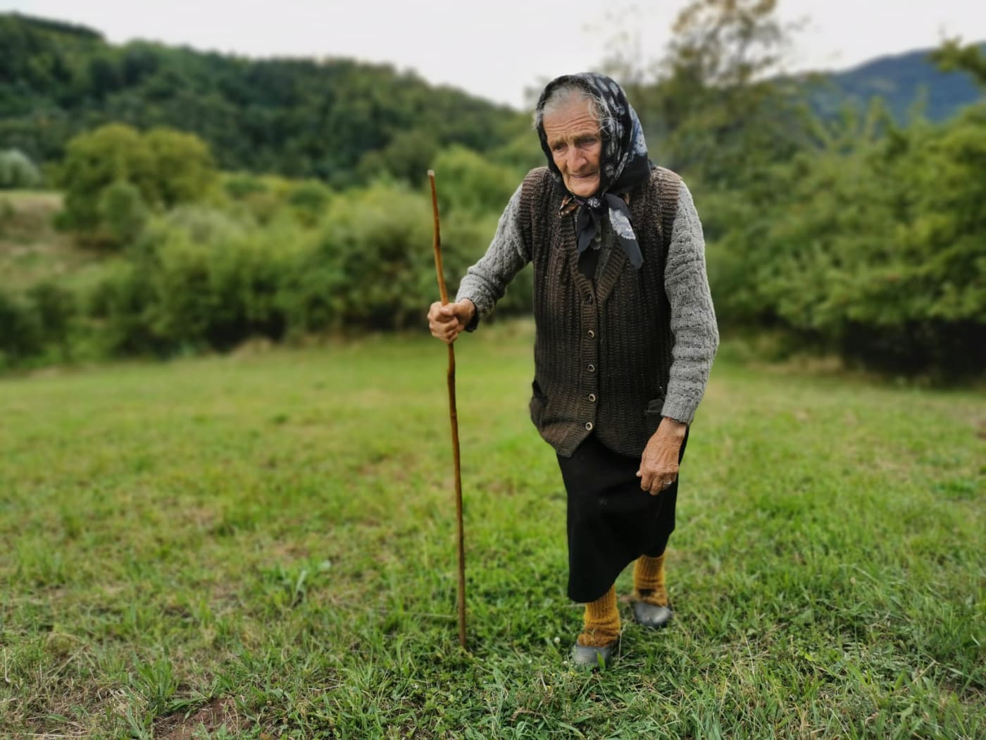Бака Радојка иако има 90 година чува козе на падинама Јелице, фото: РИНА