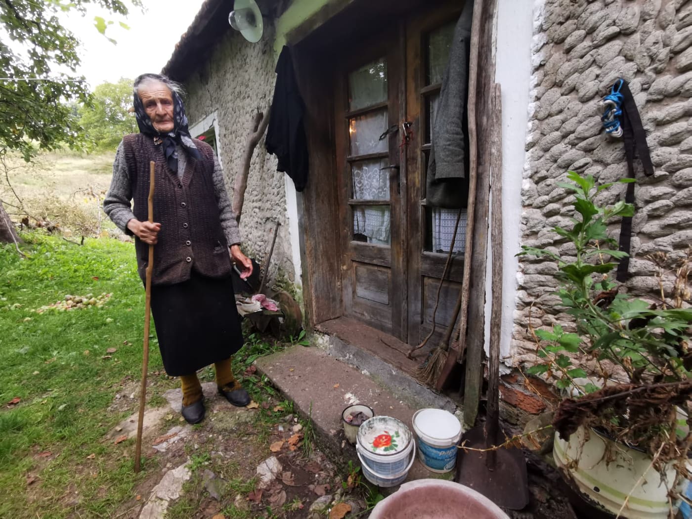 Бака Радојка у деведесетој години чува козе на планини Јелици: Не гледа телевизију и не чита новине (ФОТО) 