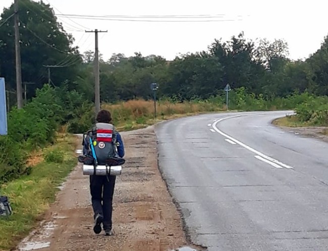 Пољакиња кренула на ходочашће од Варшаве ка Јерусалиму, викенд провела у Шумадији: На леђима носи ранац чија тежина би поколебала и многе мушкарце (ФОТО)