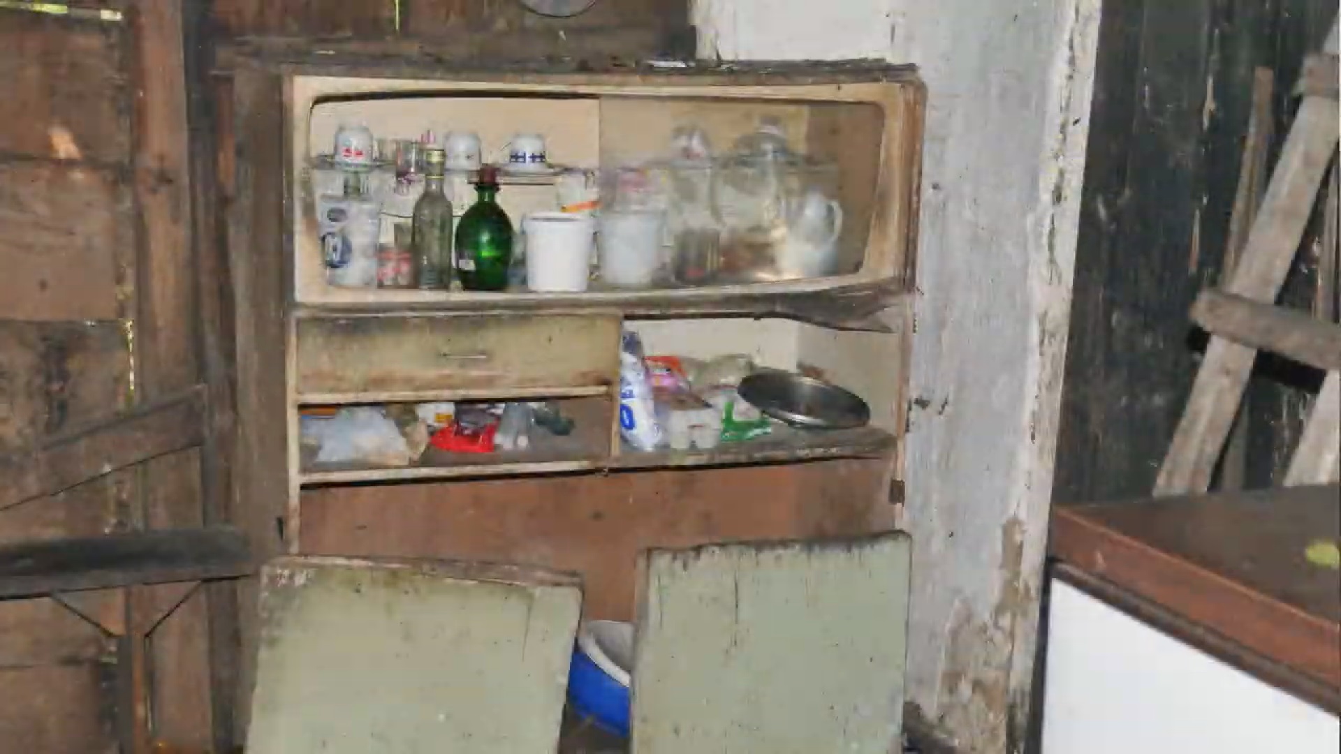 Бака Божана живи у нехуманим условима, не зна се како ће дочекати зиму: Нема ни шпорет, ни кревет, а трошна кућа од блата прети да се сруши (ФОТО)(ВИДЕО)
