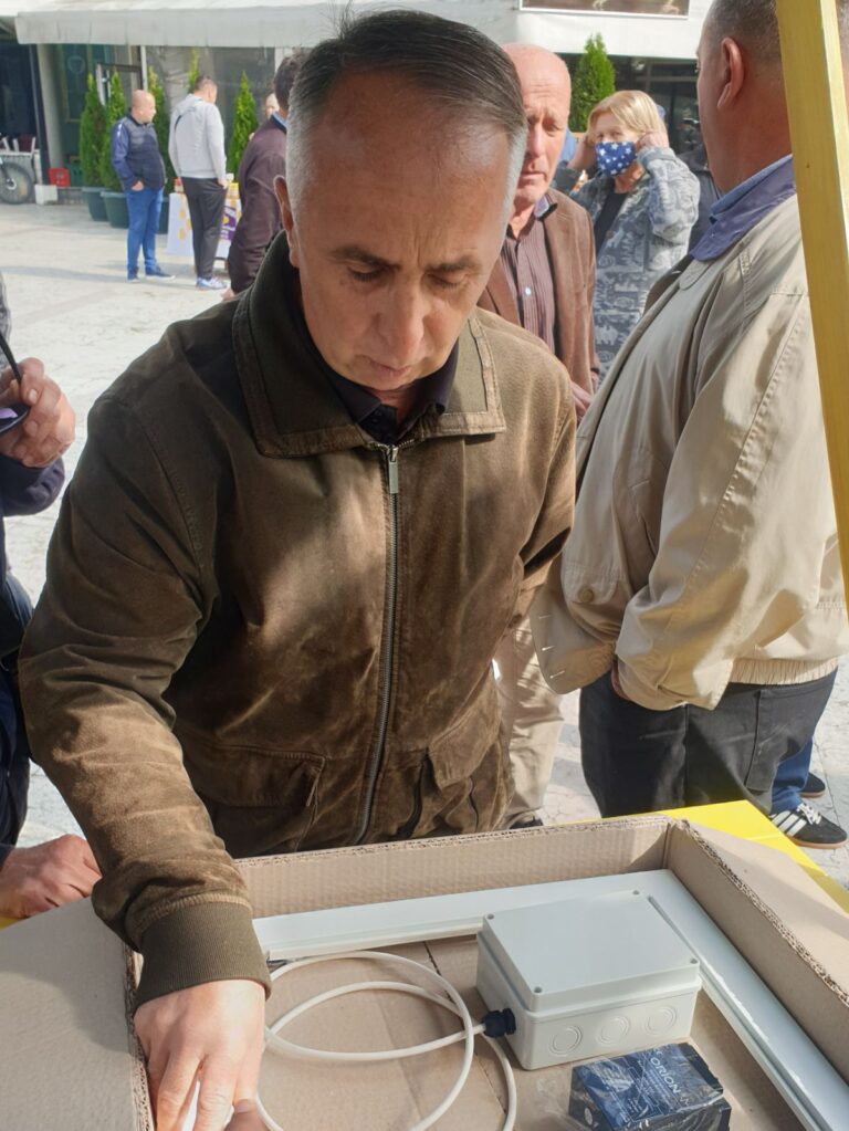 Некада председник општине, а сада иноватор: Емир из Пријепоља конструисао  вагу која мери колико меда уносе пчеле у кошницу