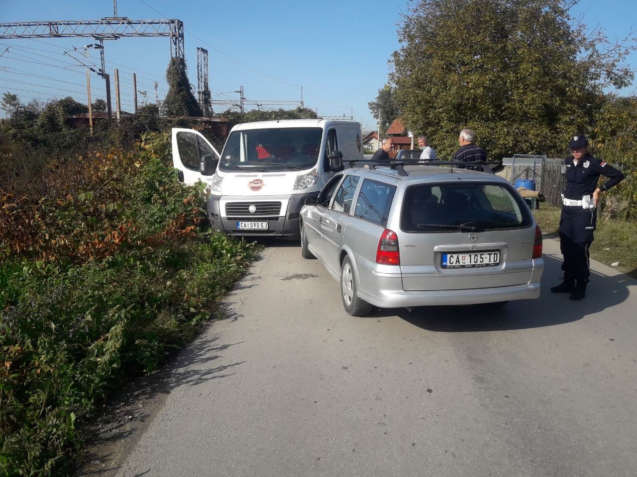 Дирекатан судар аутомобила и комбија у Чачку: Возачу „опела“ позлило за воланом и прешао у супротну траку (ФОТО)