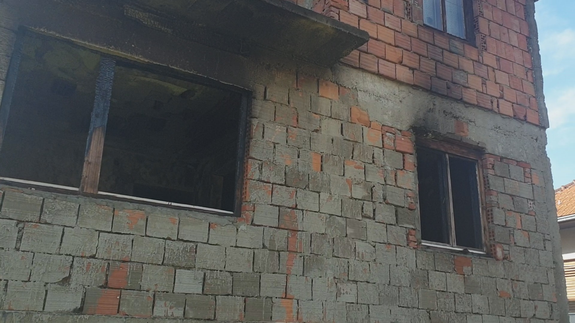 У овој кући у Пријепољу избила ватрена стихија: Настрадали мушкарац у њој живео сам (ФОТО)(ВИДЕО)