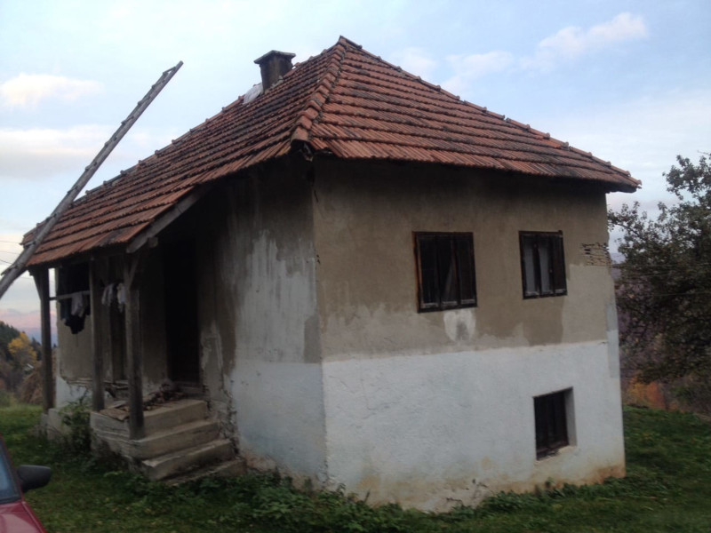 Трошна кућа у којој живи Раде, фото: РИНА