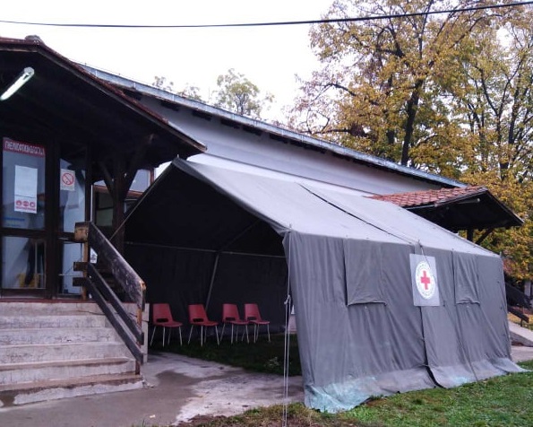 Све алармантније стање у Тополи: Постављен шатор чекаоница испред ковид амбуланте