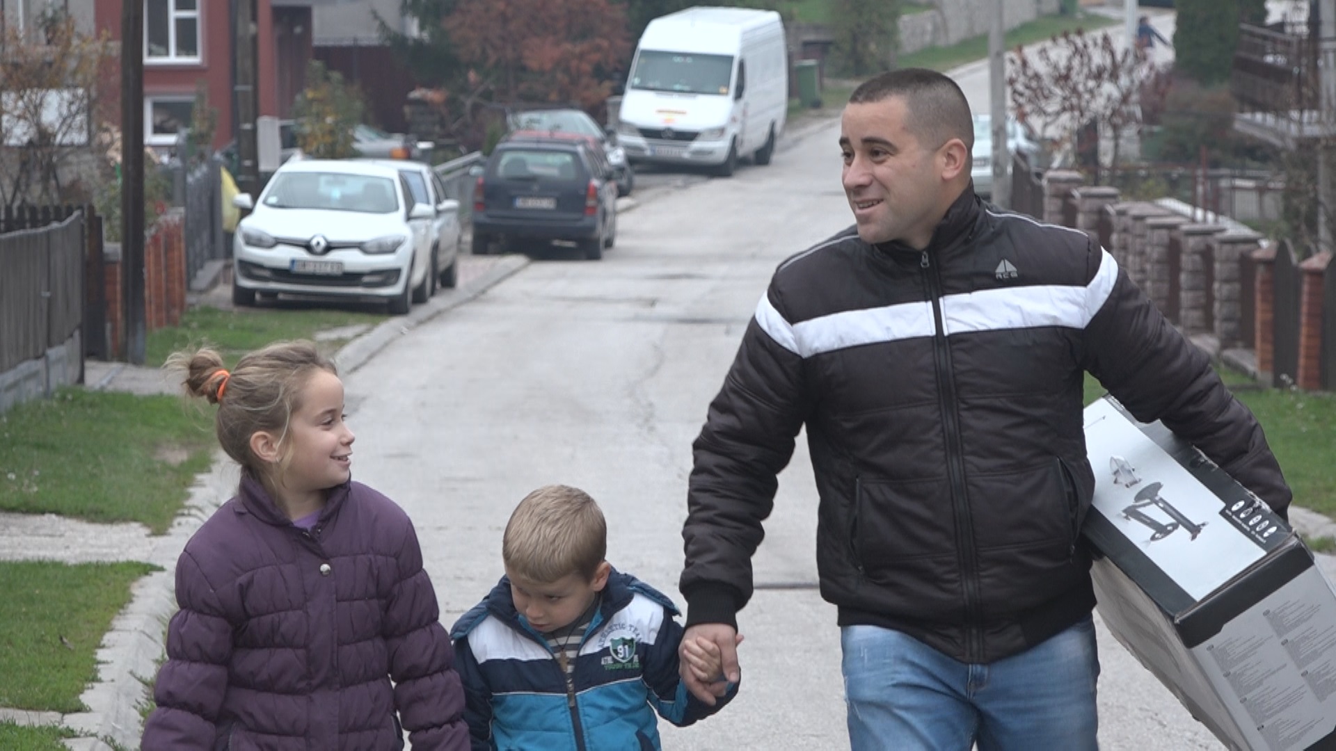 Иван Јаковљевић одлучио да за Аникино лечење поклони електрични тротинет, Фото: РИНА