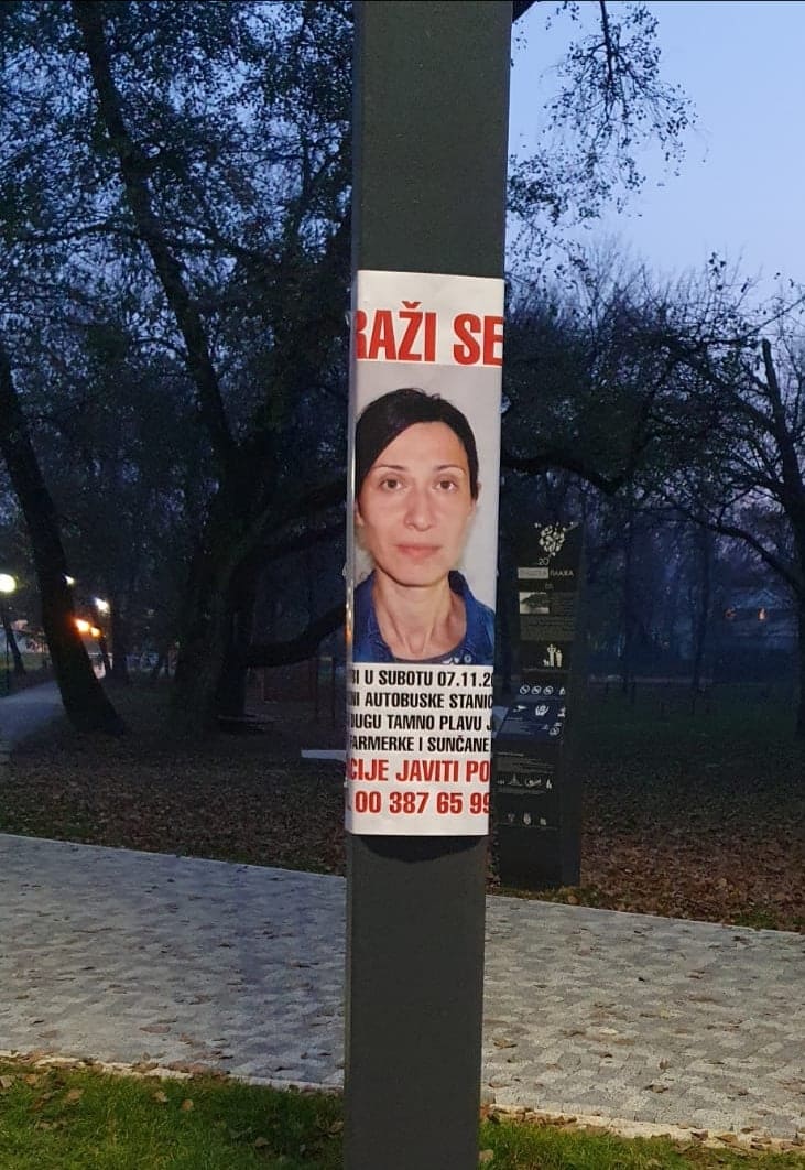 Чачак облепљен плакатима са Сњежанином сликом, фото: РИНА
