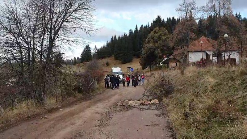 Мештани 15 села на Пештери одсечени од главног пута: Децу кроз блато носе на леђима, старији не могу ни до лекара (ФОТО)