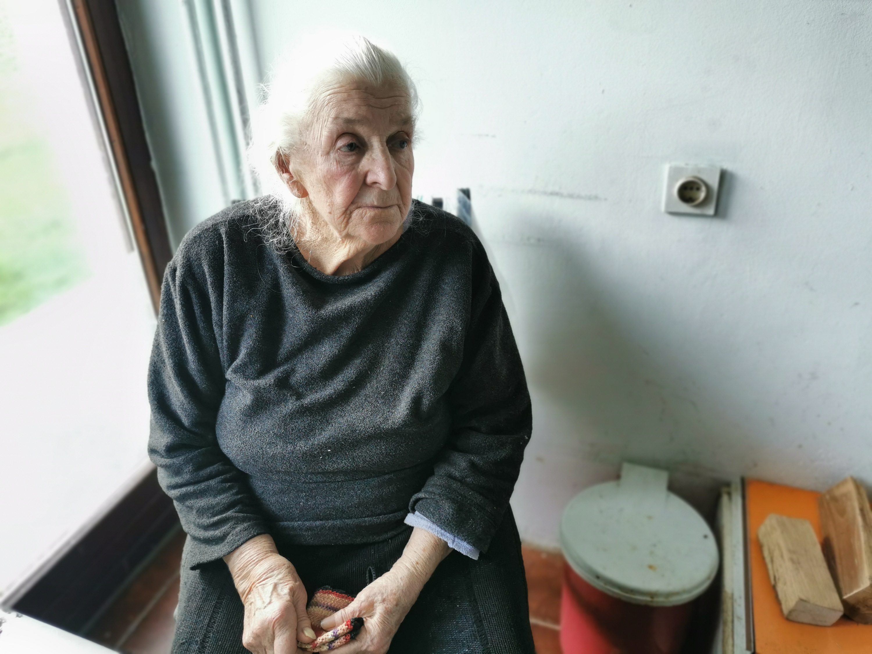 У родном селу патријарха Иринеја мук и неверица: Бака Деса из Видове и данас га зове „бато“ и нада се божијем чуду да ипак преживи (ФОТО)(ВИДЕО)