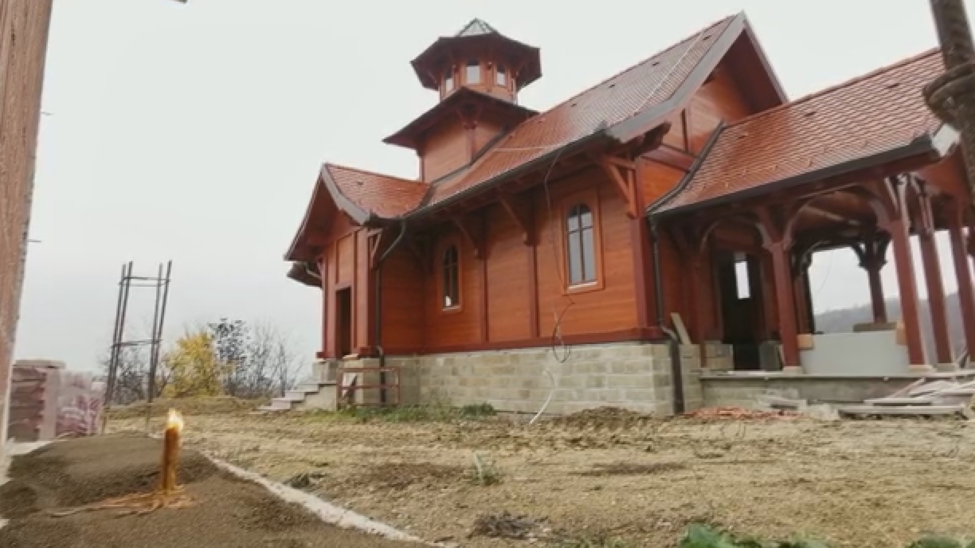 Овако се мештани Видове опраштају од свог вољеног патријарха: Запаљене свеће испред цркве посвећене њему у част, Иринеј желео да то буде скромна грађевина без скупих детаља (ФОТО)
