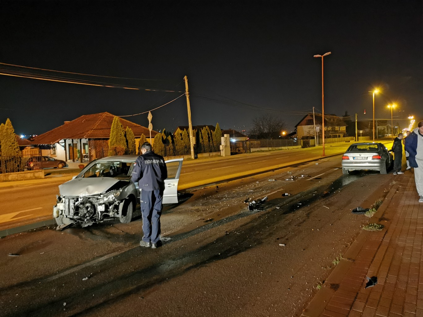 Удес у Чачку: "BMW" ударио у "Пежо", једно лице повређено (ФОТО)