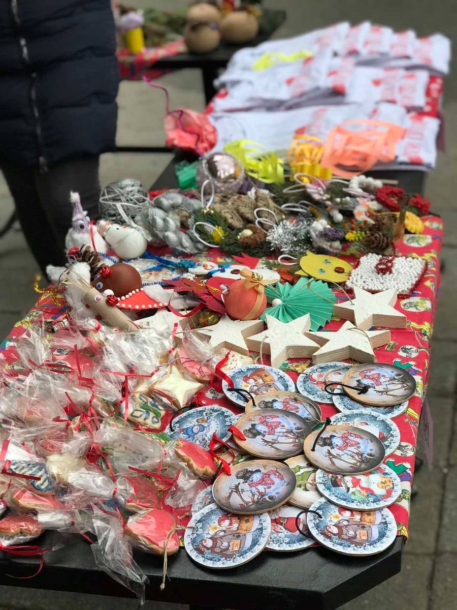 Хуманитарни базар у Ужицу, можете платити и слаткишима, фото: РИНА