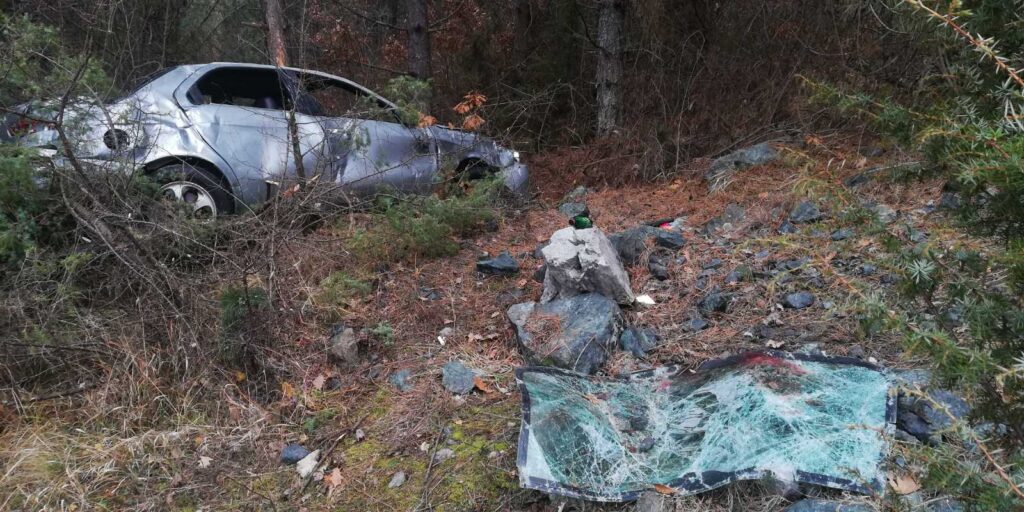 Тежак удес код Прибоја:  Возило „Алфа Ромео“ сурвало се низ литицу, поврђено двоје тинејџера 