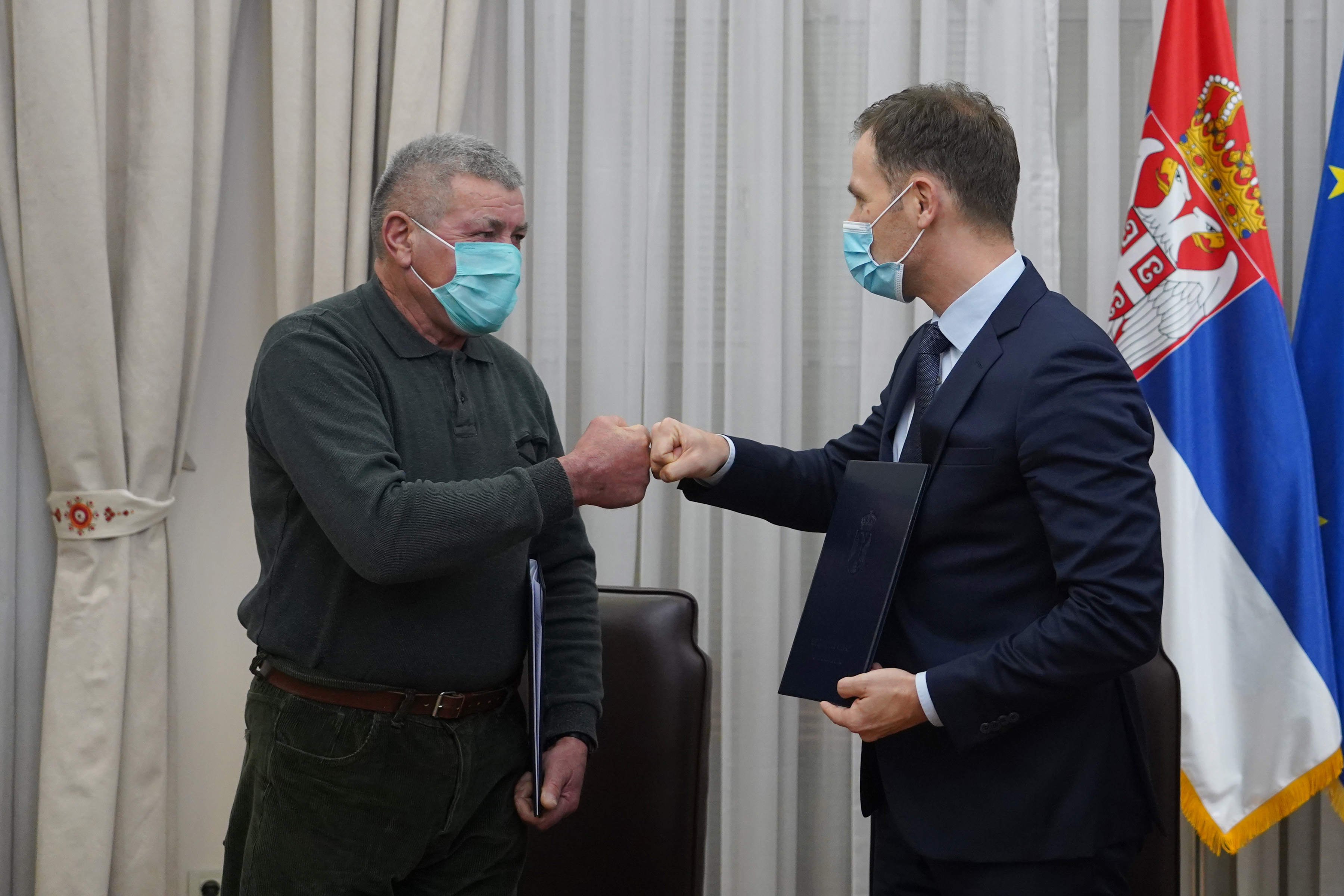 Министар Мали потписао уговор са добитником стана у наградној игри “Узми рачун и победи 2020”